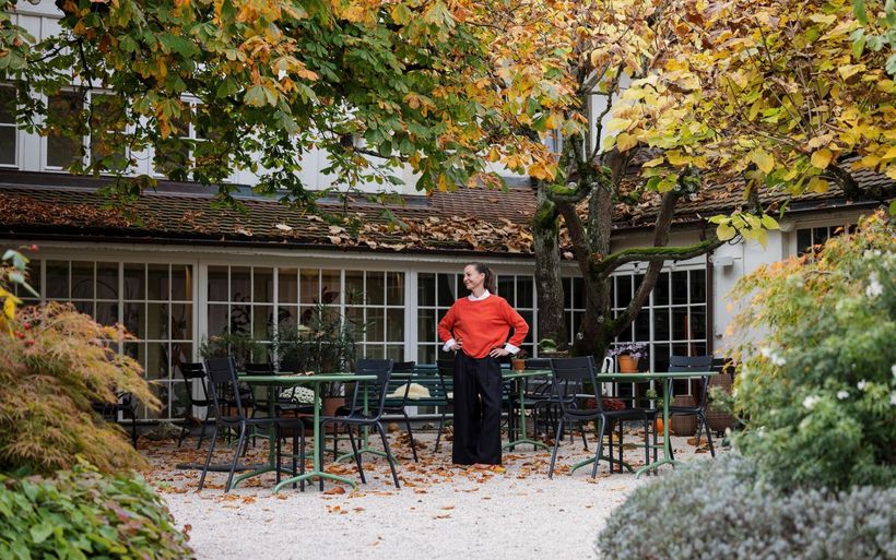 Iris Flückiger im Innenhof des Hotel Bad Muretensee in Muntelier FR.