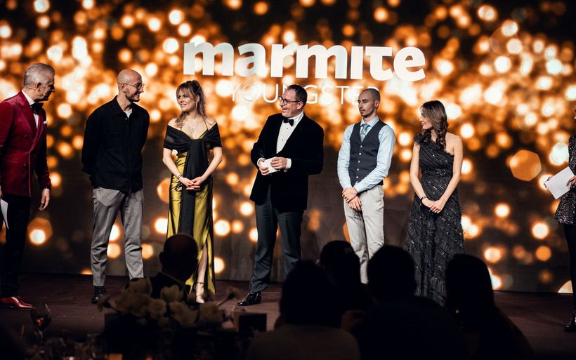 Die «Marmite Youngster 2024» Jonathan Pichler, Martina Wilhelm, Fabio Vulcano und Lynn-Ann Meier mit Moderator Rainer Maria Salzgeber (rechts) und Marmite-Verleger sowie Youngster- Initiator Thomas Abegg (Mitte) (v.l.)