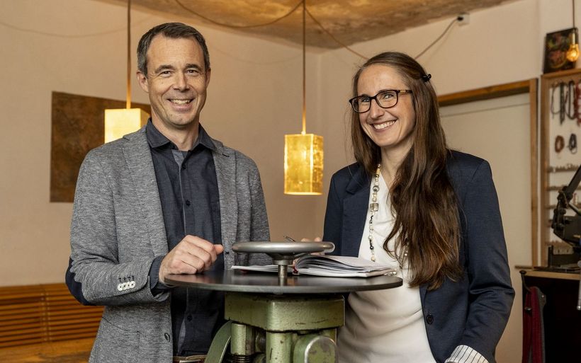 Gründer und Geschäftsführer Ueli Hug begrüsst Martina Hollenstein Stadler als Partnerin und zweite Geschäftsführerin von Mounteco.