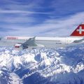 Swiss-Flugzeug über den Alpen