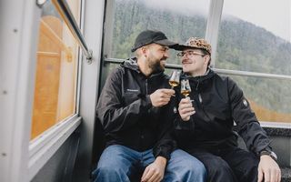 Food-Influencer Noah Bachofen (l.) und Nico Franzoni entdecken auf ihrer kulinarischen Reise durch die Ostschweiz regionale Spezialitäten und skurrile Geschichten.