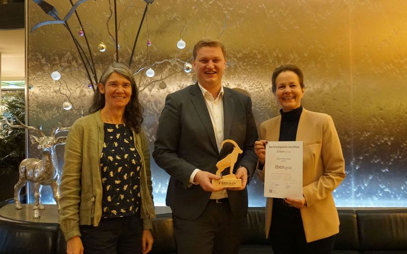 Anita Gschwind, Geschäftsführerin Ibex Fairstay, Florian Müller, Hauptverantwortlicher für die Zertifizierung, übergeben Susanna Trainini, Direktorin Central Plaza Hotel, die Auszeichnung. (v.l.)